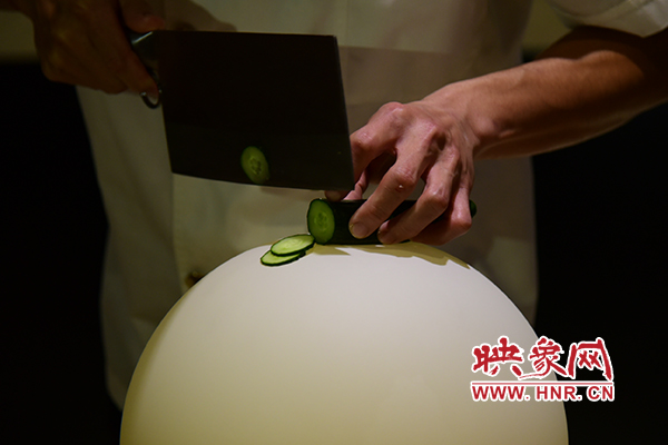 在面團(tuán)氣球上切菜。