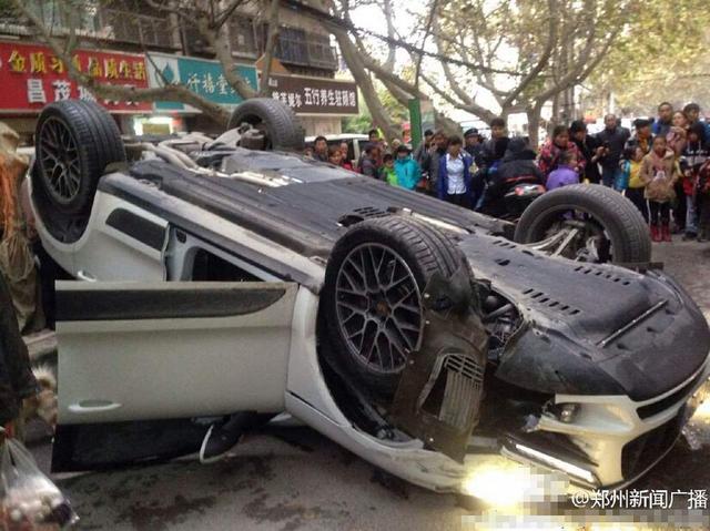 保時(shí)捷四腳朝天 保時(shí)捷四腳朝天