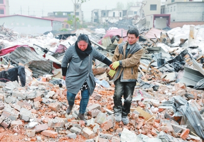 腳下是曾經(jīng)的公司，王琳夫婦內(nèi)心十分悲痛