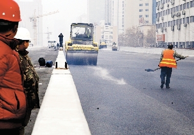 昨日農(nóng)業(yè)路高架第八標(biāo)段已經(jīng)開始鋪設(shè)瀝青。