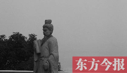 23日，從中原福塔基座平臺看向世紀(jì)歡樂園的景象