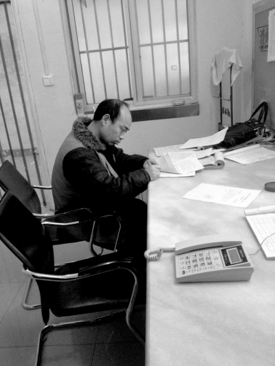 侯見志在看守所中簽署上訴書。律師供圖