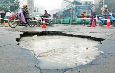 　路面陷了個(gè)大坑，下面是自來水公司的主管道。