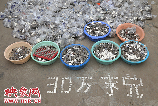 據(jù)負(fù)責(zé)清點(diǎn)“巨資”的張大爺介紹，這筆“巨資”積攢了兩個(gè)月左右，有30萬(wàn)左右，重達(dá)3000多斤。