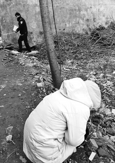 案發(fā)現(xiàn)場附近，死者的姐姐在痛哭。