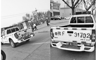 鶴壁市兩輛城管執(zhí)法車被拍到車身噴的號碼與牌照不符。