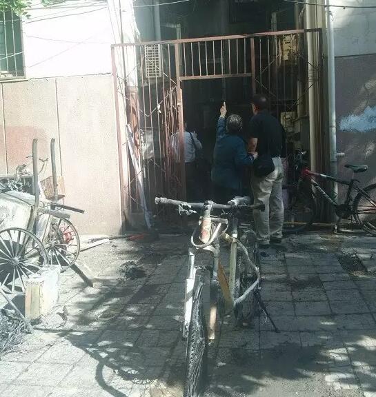 鄭州一小區(qū)電動(dòng)車(chē)充電引大火 八旬老太赤腳逃命