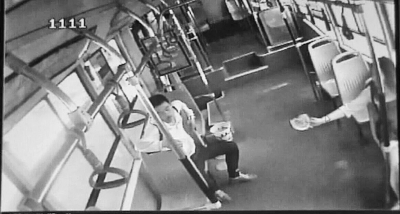 小情侶公交車上旁若無人吃西瓜，弄臟車廂環(huán)境引不滿。