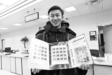 豫首發(fā)《丁酉年》郵票 小伙雨中排隊(duì)20小時(shí)購買
