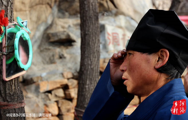 在一個(gè)下著雨的傍晚，他的行李被兩個(gè)五大三粗的壯漢，扔出了工棚。他于是一路南下，沿路打聽(tīng)著少林寺，來(lái)到登封，打算學(xué)得一兩手功夫，回去報(bào)仇。在少林寺附近徘徊數(shù)日，因無(wú)人引薦，花光了身上所有的錢(qián)，也沒(méi)能進(jìn)入少林寺。