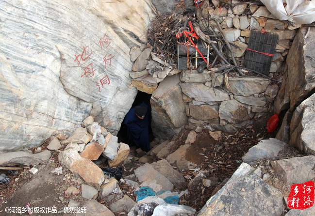 老崔說(shuō)，以前就經(jīng)常半夜做夢(mèng)，夢(mèng)到女?huà)z娘娘在召喚自己。上山以后，居住附近，竟然真的有一個(gè)地母洞，也不知是誰(shuí)供奉了女?huà)z娘娘的神像，后來(lái)這兒似乎成了老崔的獨(dú)家道場(chǎng)。