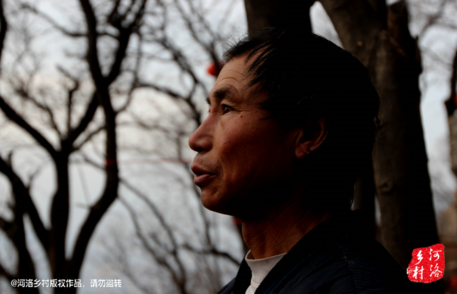 不過(guò)老崔對(duì)鄰居卻有著十分的不屑，平日里他們的生活，主要是自己種植的蔬菜和野菜，偶爾有山下香客的供奉。而鄰居卻經(jīng)常揀一些驢友丟棄的物品，飲料瓶，塑料紙，或者其它的物品。