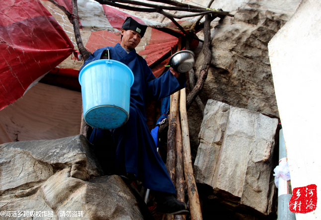 老崔居住的地方?jīng)]有通電，有了手機(jī)之后，就多了一項(xiàng)差事，隔天需要下山找地方給手機(jī)充電。一年多來(lái)，經(jīng)常上山下山，加上誦經(jīng)燒香，老崔的身體硬朗了很多，山路上行走，甚至比途經(jīng)的驢友更加迅速。