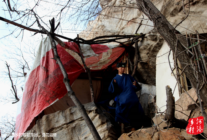 那個(gè)打斷老崔肋骨的道友搬走了，此刻半山腰只剩下老崔一個(gè)人，除了山下的香客，也只有偶爾登山的驢友路過(guò)。老崔一副面帶微笑的慈祥模樣，也贏得香客好感，有山下香客邀請(qǐng)他春節(jié)下山過(guò)年，老崔有些糾結(jié)，對(duì)于香客的邀請(qǐng)，是去還是不去呢？