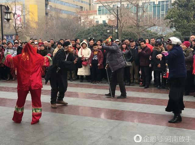 洛陽(yáng)大叔扮豬八戒 一個(gè)動(dòng)作令人臉紅