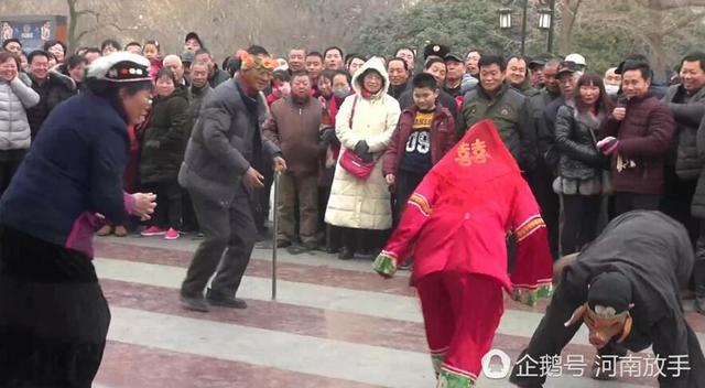 洛陽(yáng)大叔扮豬八戒 一個(gè)動(dòng)作令人臉紅