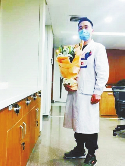 王運(yùn)明時(shí)常收到患者送來(lái)的花束，談起救人，他說(shuō)都是身為醫(yī)生應(yīng)該做的。