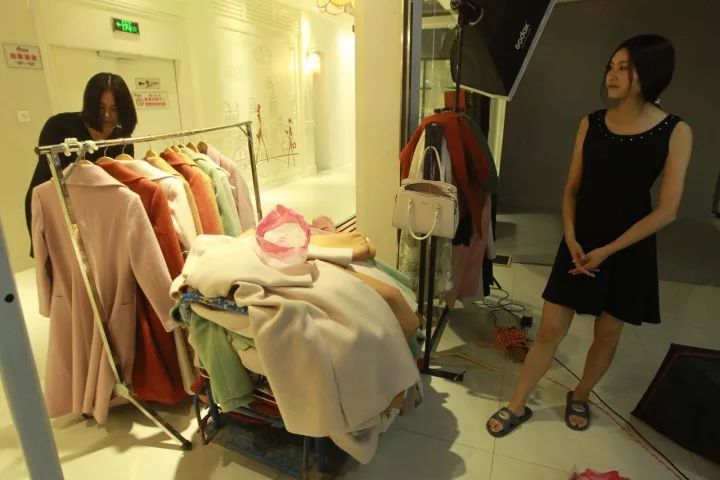 鄭州淘女郎：一天要換100多套衣服 日入過(guò)萬(wàn)