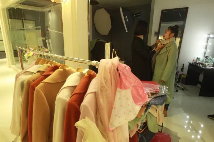 鄭州淘女郎：一天要換100多套衣服 日入過(guò)萬(wàn)