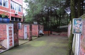 緊挨鐵山坪基地，有一條“迷你”街道，雖然簡陋，但尚未拆去的店鋪名稱顯出了曾經(jīng)的“繁華”。組圖/記者倪志剛