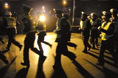 ▲涼山警方連夜出擊打拐。本報記者歐陽曉菲攝