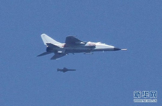 資料圖：中國飛豹戰(zhàn)機發(fā)射導彈，精確打擊海上目標。