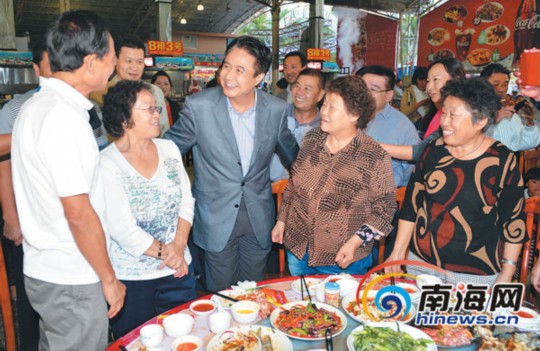 1月1日，省委書記、省人大常委會(huì)主任羅保銘在三亞調(diào)研。圖為在三亞春園海鮮大排檔，羅保銘來到用餐的游客中間，了解他們?cè)谌齺喌穆糜胃惺?，并認(rèn)真聽取大家的意見和建議。本報(bào)記者 王凱 攝