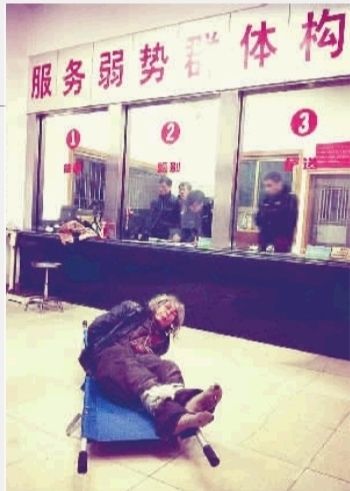 1月7日23點(diǎn)50分，長(zhǎng)沙市救助管理站大廳，一名老年流浪者躺在擔(dān)架上，無(wú)助地看著記者。