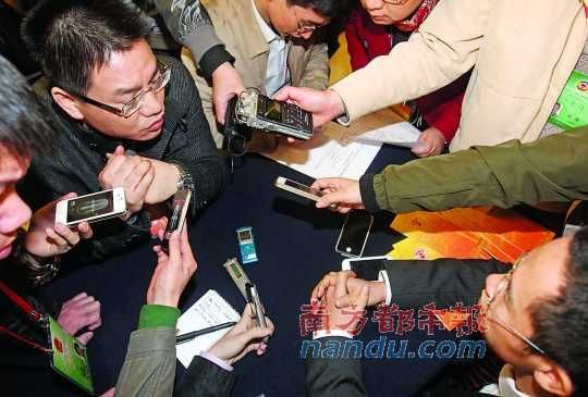 咨詢問政會上，記者的錄音設(shè)備遍布臺面。南都記者 馮宙鋒 攝