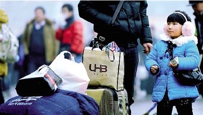 昨天上午，一名隨家長(zhǎng)回老家的小女孩在等候進(jìn)站。