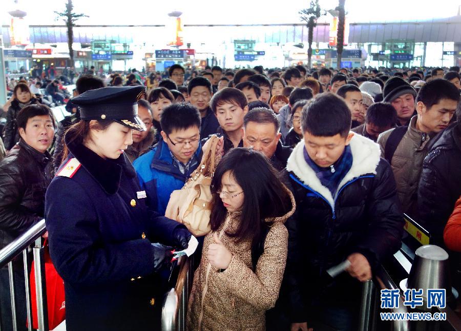 鐵路春運(yùn)15天發(fā)送旅客超8000萬　客流相對(duì)平緩