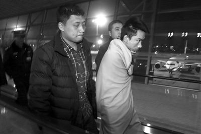 昨日，首都機場，跨國綁架勒索團伙首犯中國籍男子奚某被押解回國。新京報記者 尹亞飛 攝