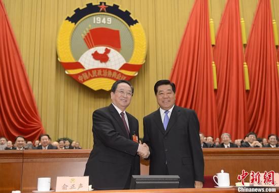 3月11日下午，全國政協(xié)十二屆一次會議在北京人民大會堂舉行第四次全體會議，俞正聲當選政協(xié)第十二屆全國委員會主席。圖為政協(xié)第十一屆全國委員會主席賈慶林和俞正聲握手，表示祝賀。中新社發(fā) 廖攀 攝