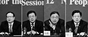 昨天，國務(wù)院深化醫(yī)藥衛(wèi)生體制改革領(lǐng)導(dǎo)小組辦公室負責人王保安、孫志剛、馬曉偉、胡曉義（從左至右）就“醫(yī)藥衛(wèi)生體制改革”有關(guān)問題回答記者提問。記者王鵬/攝