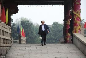 2008年10月30日清晨，吳仁寶在村中散步時(shí)從華西金塔門前走過。圖/新華社