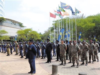 3月23日，南非警員參加德班峰會(huì)安保動(dòng)員會(huì)。為確保峰會(huì)安全，南非政府從全國(guó)抽調(diào)3000名警察加強(qiáng)安保。 新華社發(fā)
