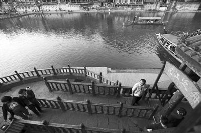 16日，湖南省長(zhǎng)沙市，連日來(lái)，鳳凰景區(qū)游客稀少，商戶收入減少。