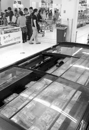 新街口某超市羊肉卷柜臺無人問津。