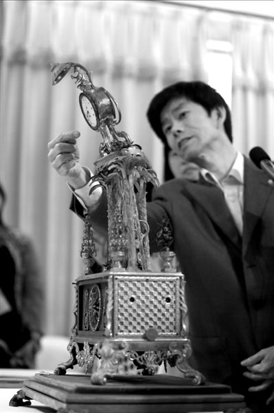 昨天，故宮文物修復(fù)專家向記者介紹“人打鐘”的損壞情況。圖/CFP