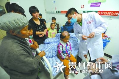 醫(yī)生為小麗作檢查。