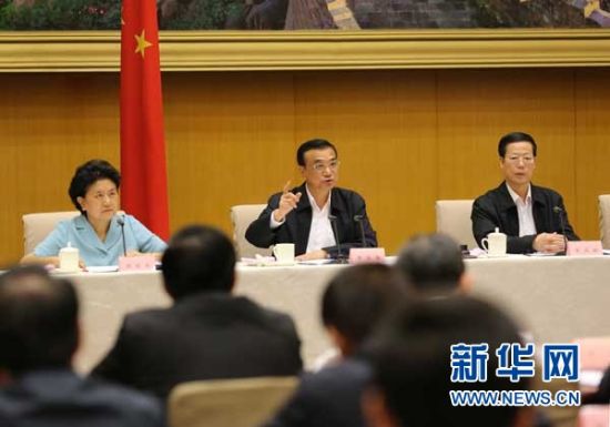 　5月13日，國務(wù)院召開全國電視電話會議，動員部署國務(wù)院機構(gòu)職能轉(zhuǎn)變工作。中共中央政治局常委、國務(wù)院總理李克強發(fā)表講話。 新華社記者劉衛(wèi)兵 攝