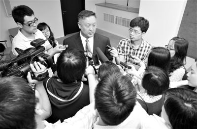 6月5日，商務(wù)部新聞辦公室召開“中歐光伏產(chǎn)品貿(mào)易摩擦”專題發(fā)布會。發(fā)布會結(jié)束后，中國機電產(chǎn)品進出口商會會長張鈺晶接受記者采訪。新京報記者