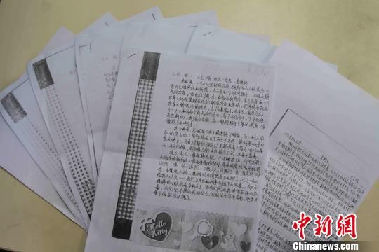 圖為當天公布的部分擺攤體驗日記。　張芹　攝