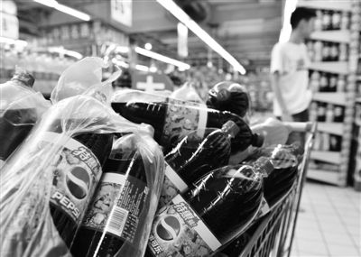 昨日，浙江省杭州市，在一家超市里拍攝到的百事可樂。近日，百事可樂再次遭遇“致癌風(fēng)波”。圖/CFP