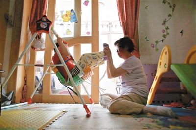 6月14日，未婚媽媽于軍的家里，她正在陪女兒悅悅玩耍。悅悅4歲了，因?yàn)闆](méi)有爸爸的信息而始終上不了戶(hù)口。