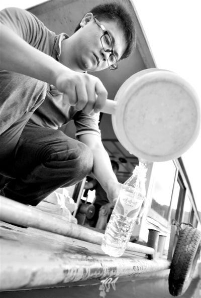 昨日，合面獅段水域，工作人員在取水檢測(cè)。據(jù)新華社