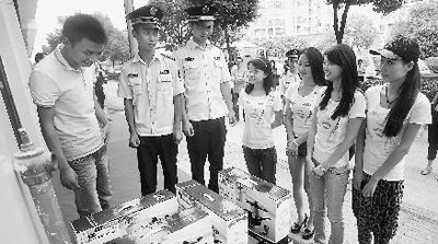 “美女執(zhí)法”。