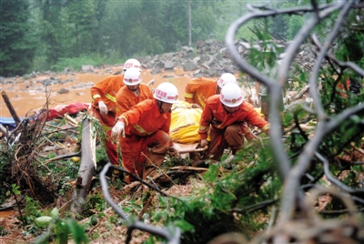 昨日，消防隊(duì)員在四川省都江堰市中興鎮(zhèn)三溪村滑坡現(xiàn)場(chǎng)運(yùn)送遇難者遺體。新華社記者 薛玉斌 攝