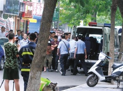女童安全獲救后，嫌疑人被制服并由民警押出餐館。新華社發(fā)