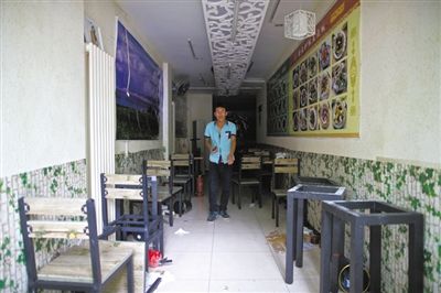 發(fā)生女童劫持事件的面館，事后現(xiàn)場一片狼藉。新京報記者 周崗峰 攝